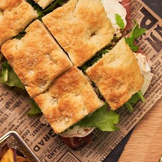 Focaccia de Presunto e Queijo Chevre e Bebida