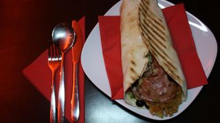 Тортила сандвич с печено пилешко филе