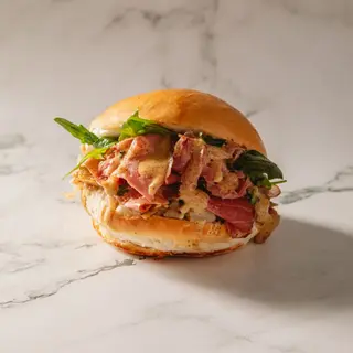 Brioche de pastrami horneado