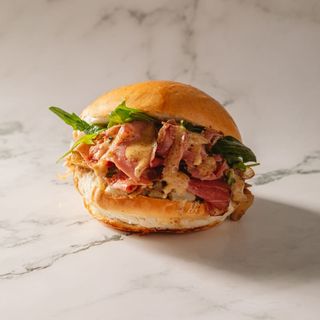 Brioche de pastrami horneado