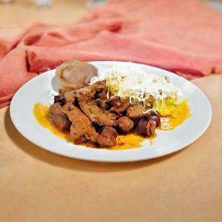 Tochitura cu mamaliga: porc, carnati, ou, branza