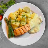 Somon la Cuptor cu Cartofi Natur si sos Lemon butter