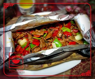 F1 საქონლის ხორცი პილპილით, ჩაშუშული კლიტიაში (ფოლგაში), თუჯის კეცზე