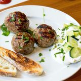 Тройка кюфтета и сос + салата Снежанка