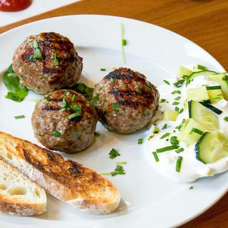 Тройка кюфтета и сос + салата Снежанка