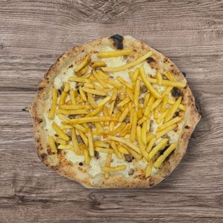 Pizza con salsiccia e patatine