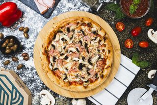 Pizza Prosciutto e. Funghi Grande