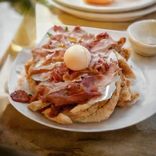 Antipasto crudo e mozzarella di bufala campana