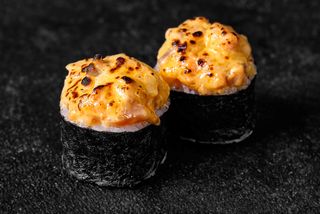 Запечений рол з спайсі лососем (245г)