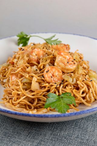 Tallarines fritos con gambas