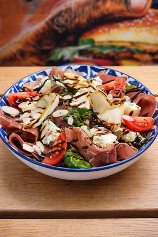 Салат з прошуто та дорблю