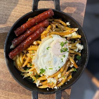 Cartofi pai cu telemea rasa de oaie si carnati de plescoi