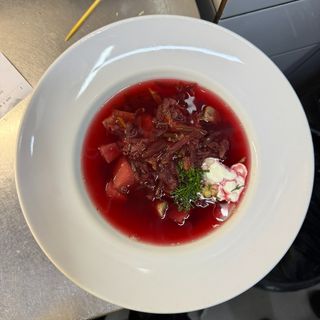 Червоний борщ з телятиною (250/20/20г)