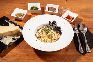 Fettuccine cu fructe de mare si sos alb﻿