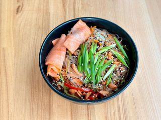 Локшина/рис з лососем (300g)