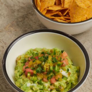 Guacamole casero, totopos de maiz y pico de gallo