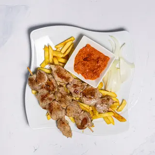 Svinjeći ražnjići i pomfrit