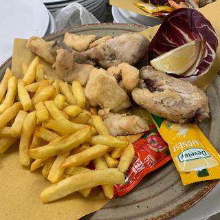 Pollo fritto con patatine fritte