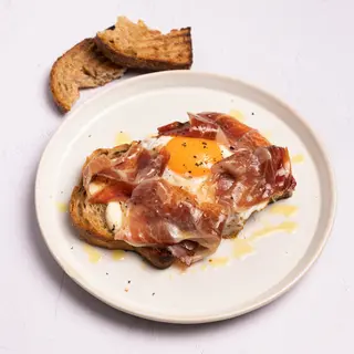 Tostada de Mozzarella con Jamón Ibérico y Huevo Frito