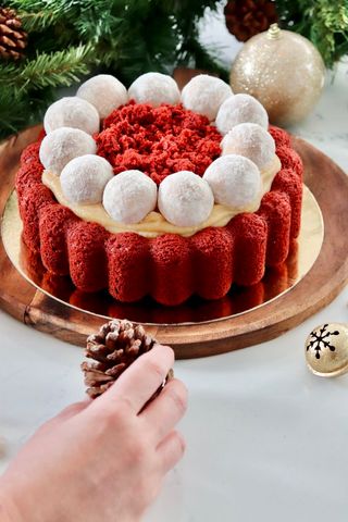 Charlotte Red Velvet & Chocolate Branco, decorado com briagadeiros