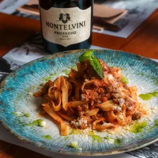 Tagliatelle con ragú bolognese