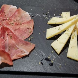 Tapa De Jamón Serrano Y Queso Blanco