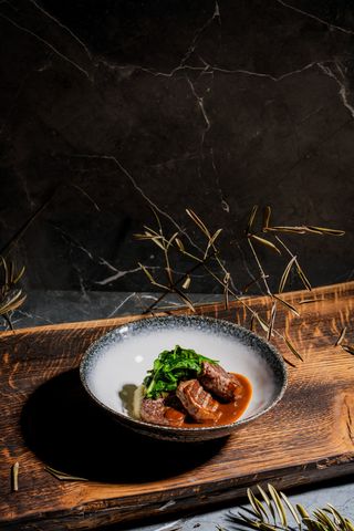 Medalioane de vită cu piure de cartofi și sos „Demi-glace"