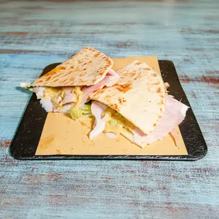 5. Porchetta, scamorza affumicata, insalata, salsa guacamole