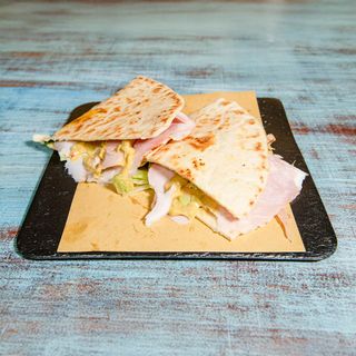 5. Porchetta, scamorza affumicata, insalata, salsa guacamole