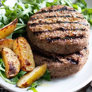 HAMBURGHER PIASTRATO CON MISTICANZE DI INSALATE E PATATE AL FORNO