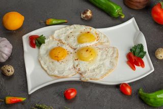 Яичница глазунья с помидорами