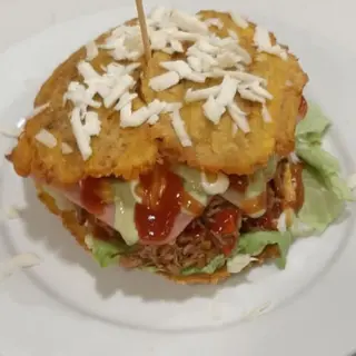 Patacón de carne mechada
