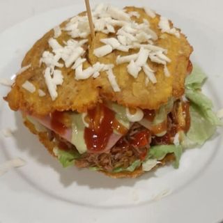 Patacón de carne mechada