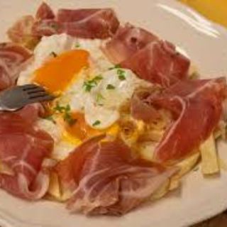 Huevos Rotos con Jamón Ibérico, TRUFA y Papas Panaderas