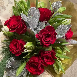 Buchet elegant , cu trandafiri roșii , lalele si mixt de frunze