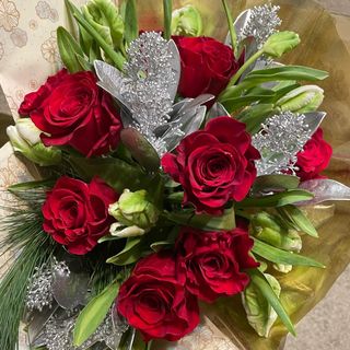 Buchet elegant , cu trandafiri roșii , lalele si mixt de frunze