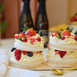 Pavlova & Bubbles Love 