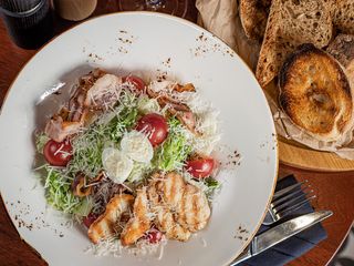 Класичний салат Цезар із куркою та беконом (245g)