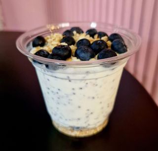 Grčki jogurt s chia sjemenkama, zobenim pahuljicama i borovnicama