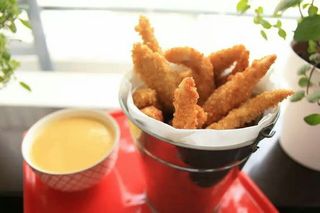 Chicken fingers con mostaza y miel