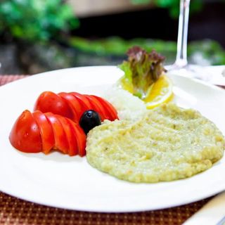 Salată de vinete coapte pe grătar cu roșii