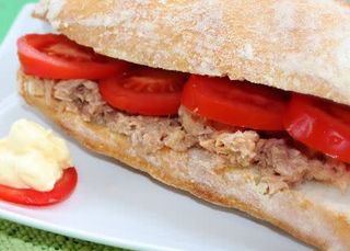 Saltimbocca con tonno, mozzarella, cipolla e pomodorini