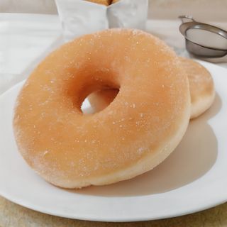 Ciambella con marmellata e frutti di bosco