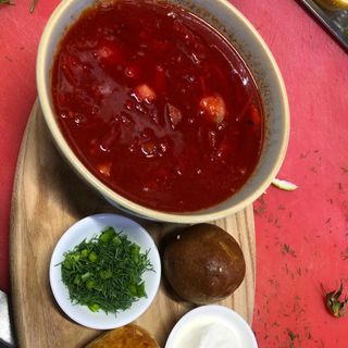 Борщ из говядины с чесночными булочками