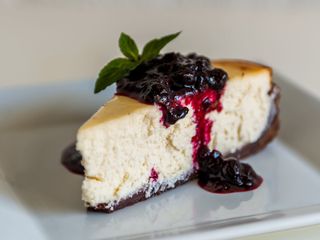 Домашен печен Чийзкейк със сладко от боровинки (180г)