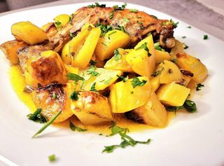 Запечени картофи с пиле (400гр)