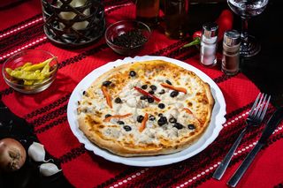 Pizza cu piept pui mare