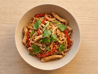 Rice noodles with chicken