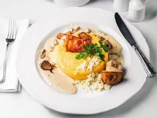 Бануш гуцульський з бринзою та соусом з білих грибів