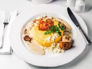 Бануш гуцульський з бринзою та соусом з білих грибів